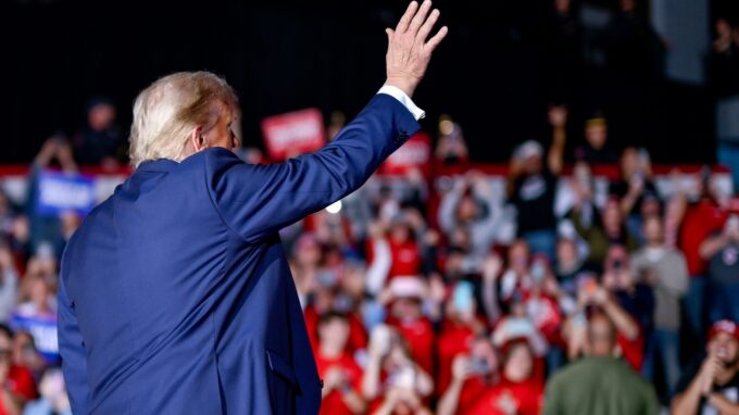 Donald Trump y Kamala Harris se disputan la presidencia en unas elecciones reñidas, mientras comienzan a llegar los primeros resultados.Foto: Redes Sociales/Facebook: Donald J. Trump.