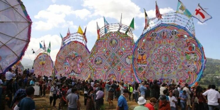 Imponentes barriletes gigantes llenan el cielo de color en Santiago y Sumpango, Sacatepéquez, en una celebración que honra las tradiciones y el patrimonio cultural guatemalteco. Foto: AGN.