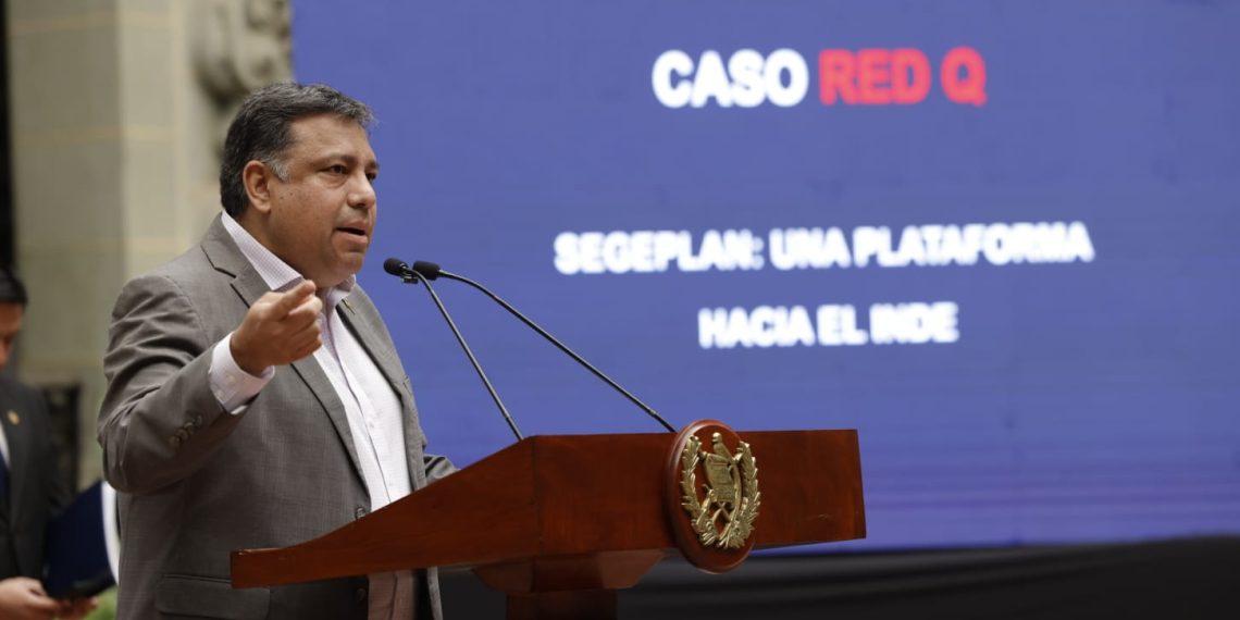 El titular de Segeplan, Carlos Mendoza, informa sobre el caso que han denominado "Caso Q" y que implica @INDEGUATEMALA en plazas fantasmas. Foto: Redes Sociales/AGN.